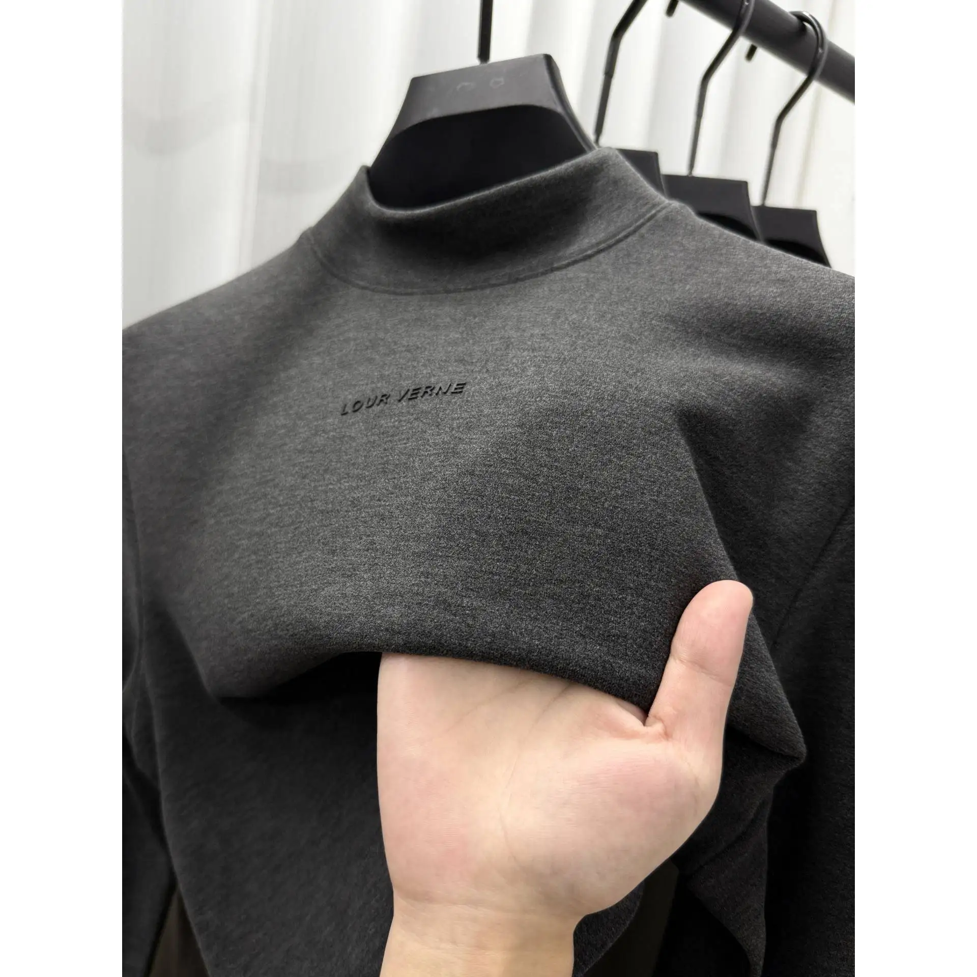 Мужская термофутболка с длинным рукавом, высоким воротником, двусторонняя, из начесанного флиса, стандартного кроя, в уличном стиле, осенне-зимняя, базовая модель.
Мужская термофутболка с длинным рукавом, высоким воротником, двусторонняя, из начесанного флиса, стандартного кроя, в уличном стиле, осенне-зимняя, базовая модель.