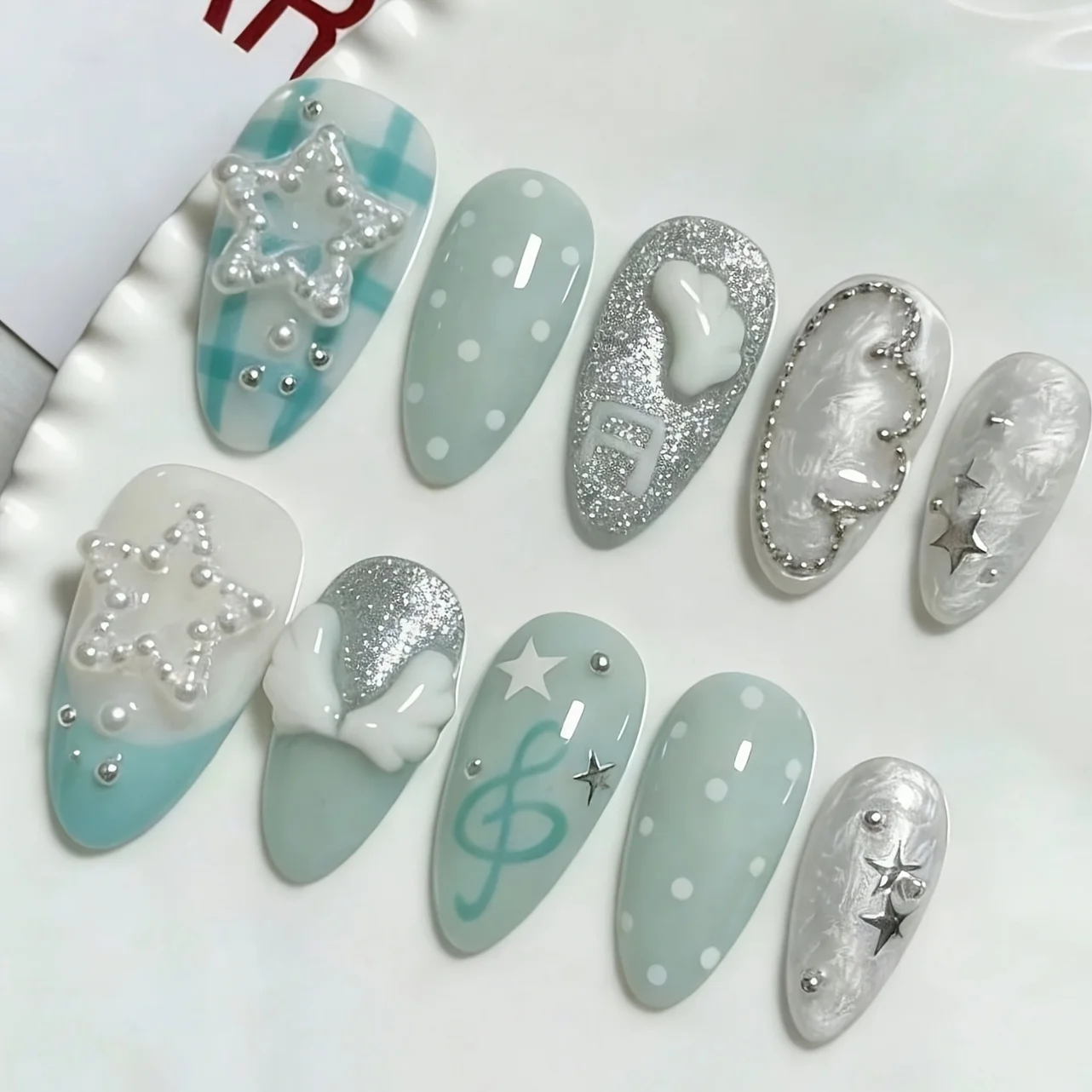 10 hand pressed almond shaped nails, beautiful fake nails, blue and white gradient wing notes, suitable for women to use
10 hand pressed almond shaped nails, beautiful fake nails, blue and white gradient wing notes, suitable for women to use