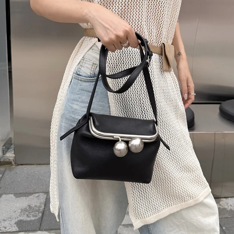 Minimalist Designer Kisslock Bag Women Soft Pebbled Leather Oversized Metal Ball Clasp Crossbody Bag Daily Commute Shoulder Bag
Minimalist Designer Kisslock Bag Women Soft Pebbled Leather Oversized Metal Ball Clasp Crossbody Bag Daily Commute Shoulder Bag