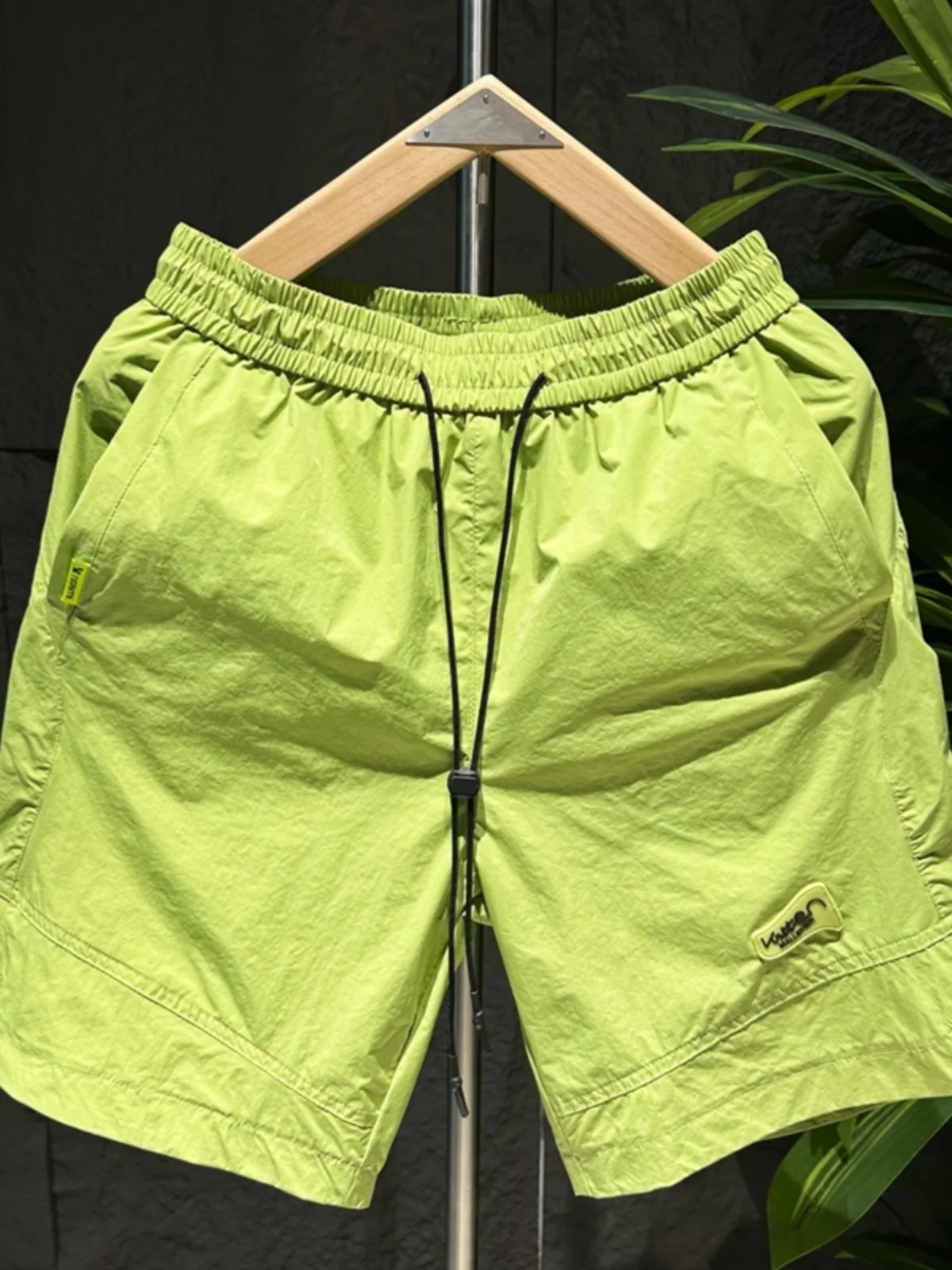 Новые мужские спортивные повседневные летние тонкие свободные дышащие пляжные брюки модные универсальные цвета длиной пять четвертей
Новые мужские спортивные повседневные летние тонкие свободные дышащие пляжные брюки модные универсальные цвета длиной пять четвертей