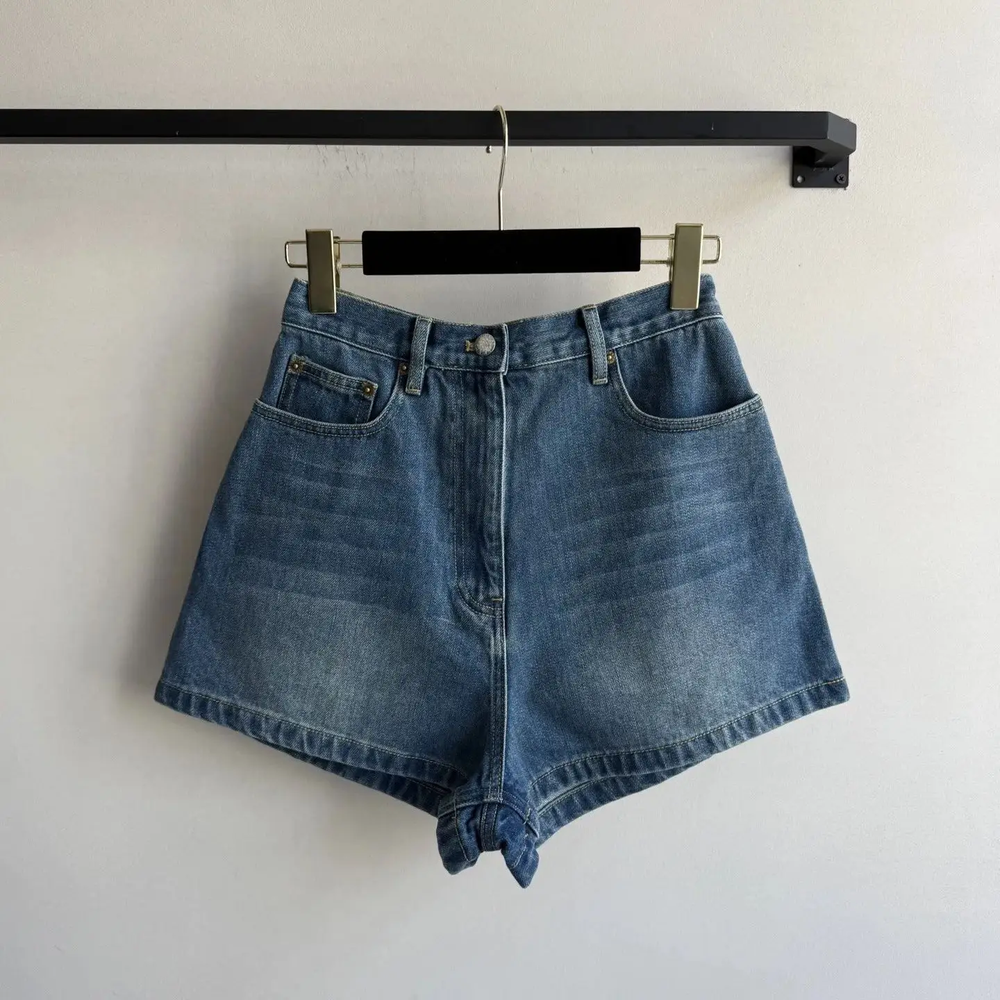 2025 mid-to-high-waisted pants are classic, fashionable and high-end, versatile, not picky, the upper body is huge and thin, and
2025 mid-to-high-waisted pants are classic, fashionable and high-end, versatile, not picky, the upper body is huge and thin, and