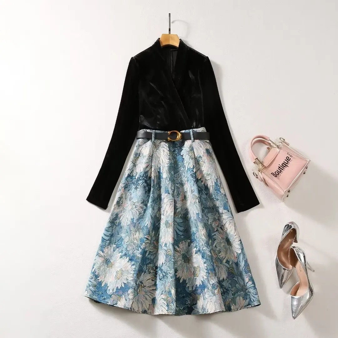 European and American women's clothes 2024 spring new V-neck Long sleeve velour jacquard Fashion pleated dress
European and American women's clothes 2024 spring new V-neck Long sleeve velour jacquard Fashion pleated dress
