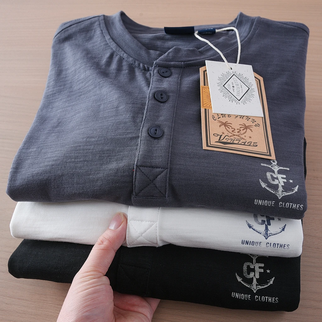 Лето 2025 г., новая американская ретро футболка с коротким рукавом и воротником Генри, мужская простая футболка из 100% хлопка, потертые повседневные свободные топы
Лето 2025 г., новая американская ретро футболка с коротким рукавом и воротником Генри, мужская простая футболка из 100% хлопка, потертые повседневные свободные топы