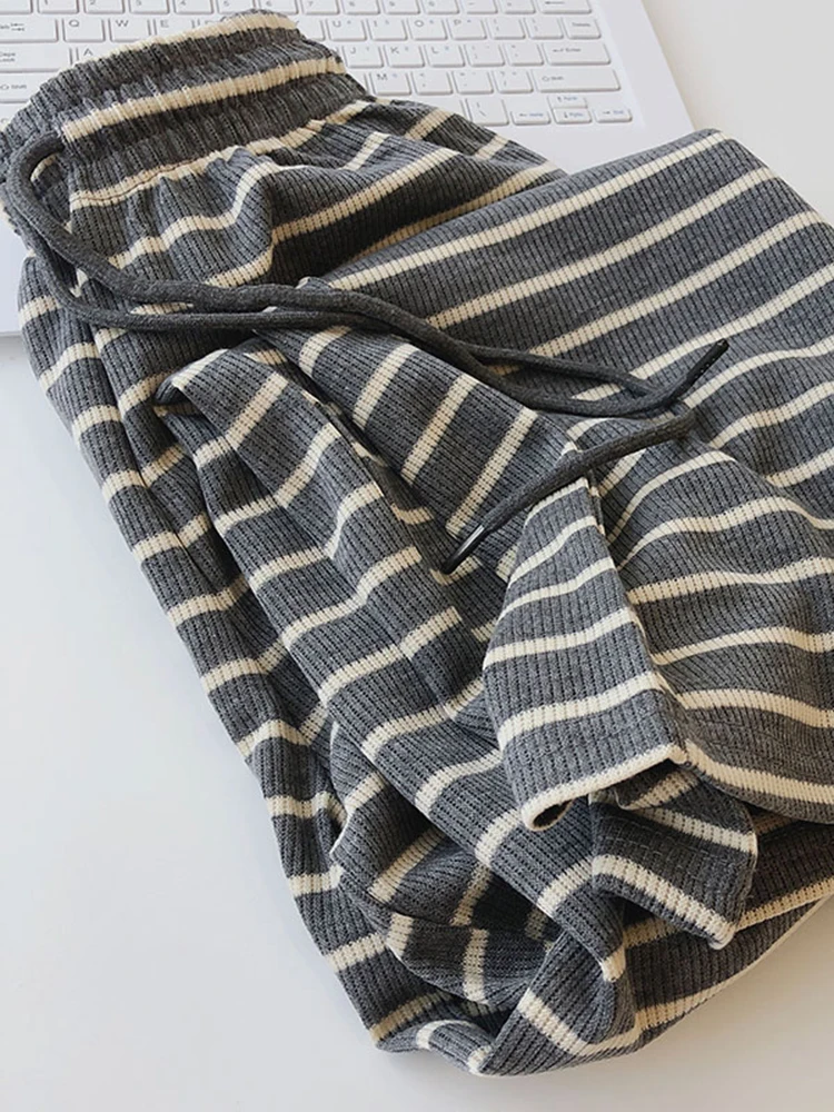 Новые повседневные широкие брюки в полоску с ремешком, весенние корейские модные универсальные женские прямые брюки с эластичной резинкой на талии и высокой талией
Новые повседневные широкие брюки в полоску с ремешком, весенние корейские модные универсальные женские прямые брюки с эластичной резинкой на талии и высокой талией