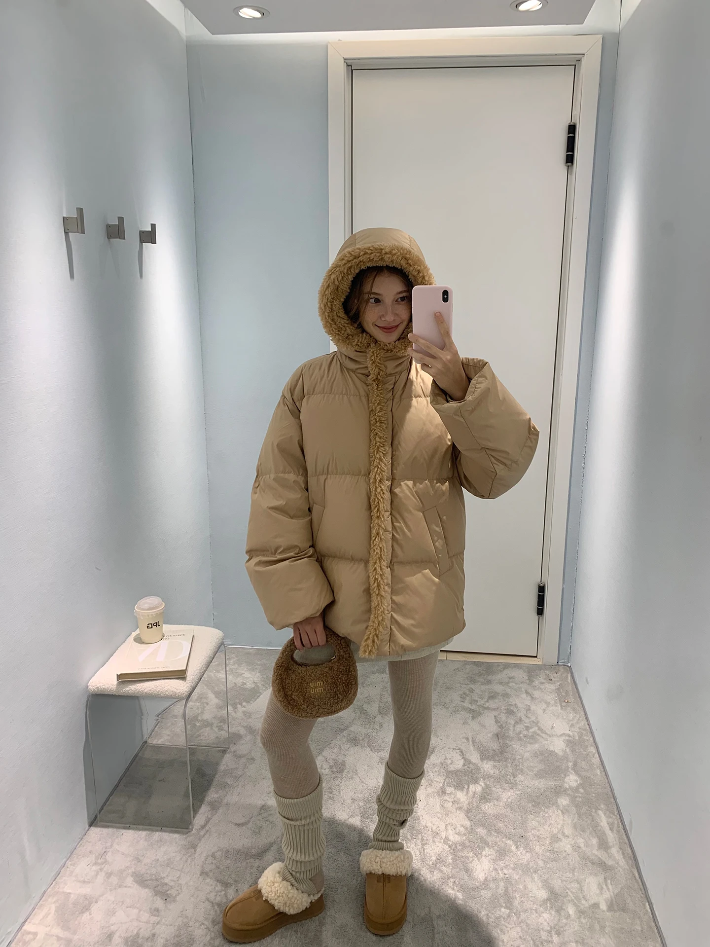 Cloudlike Feel Plaid Design Lamb Fur Jaet Medium Length down Coat Warm Casual Sle Loose Fit Polyester Material White Du...
Cloudlike Feel Plaid Design Lamb Fur Jaet Medium Length down Coat Warm Casual Sle Loose Fit Polyester Material White Du...