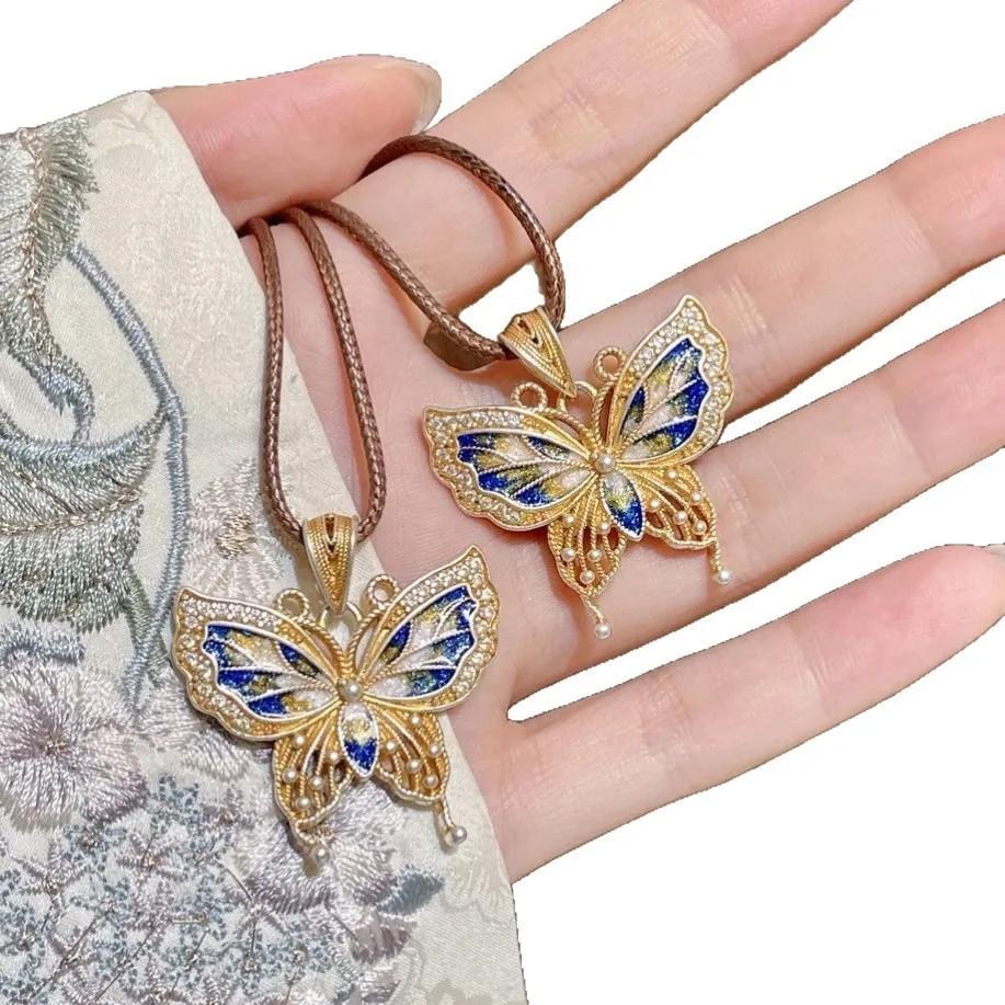 Chinese Style butterfly Pendant Necklace Personalized Ethnic Style Gold Plated Light Luxury Leather Strap
Chinese Style butterfly Pendant Necklace Personalized Ethnic Style Gold Plated Light Luxury Leather Strap