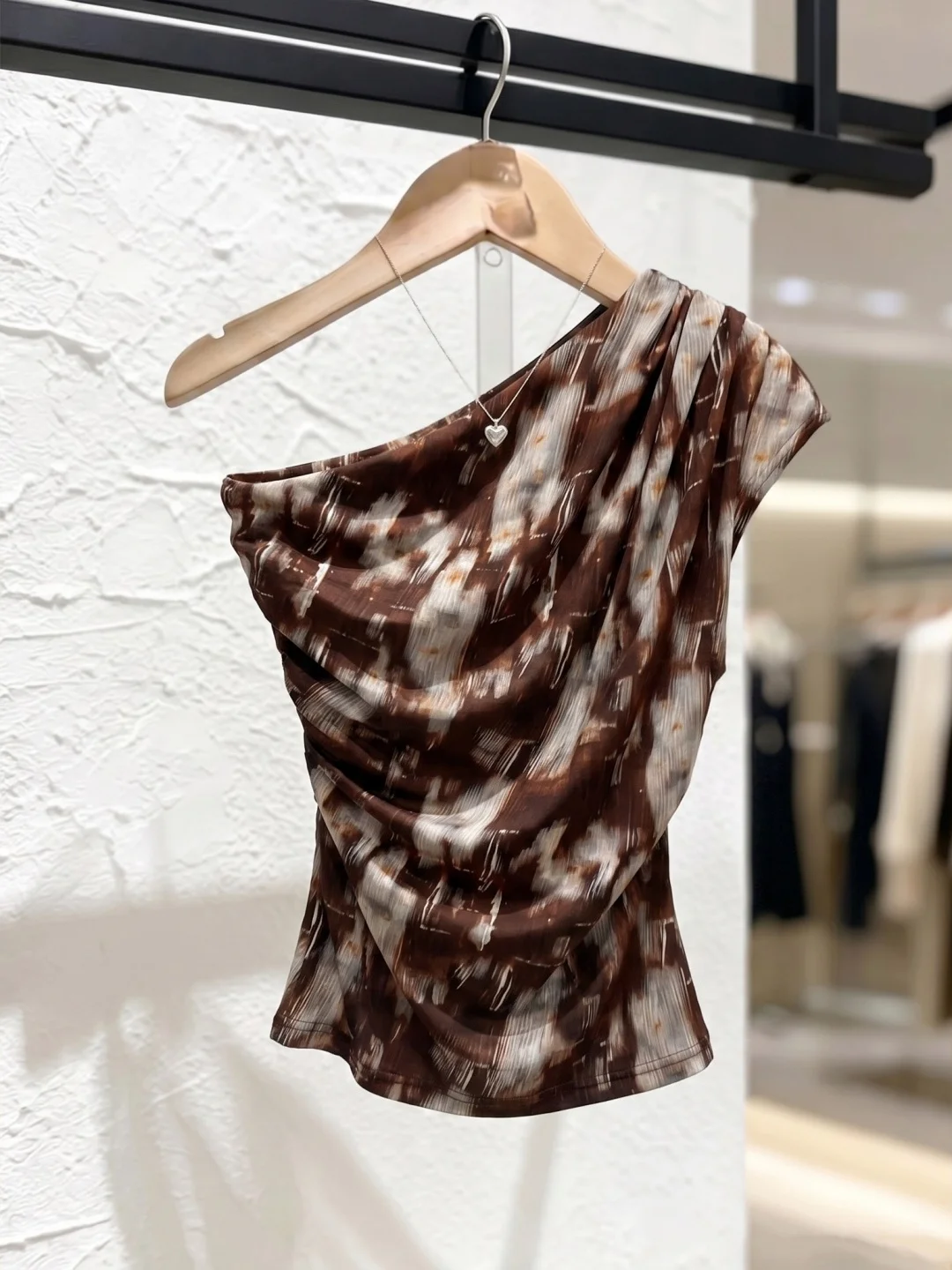 Fashionable Slim Fit T-Shirt Color Block Design Sensation Korean Style Office Commute Summer 2026 Elegant Personality Top
Fashionable Slim Fit T-Shirt Color Block Design Sensation Korean Style Office Commute Summer 2026 Elegant Personality Top