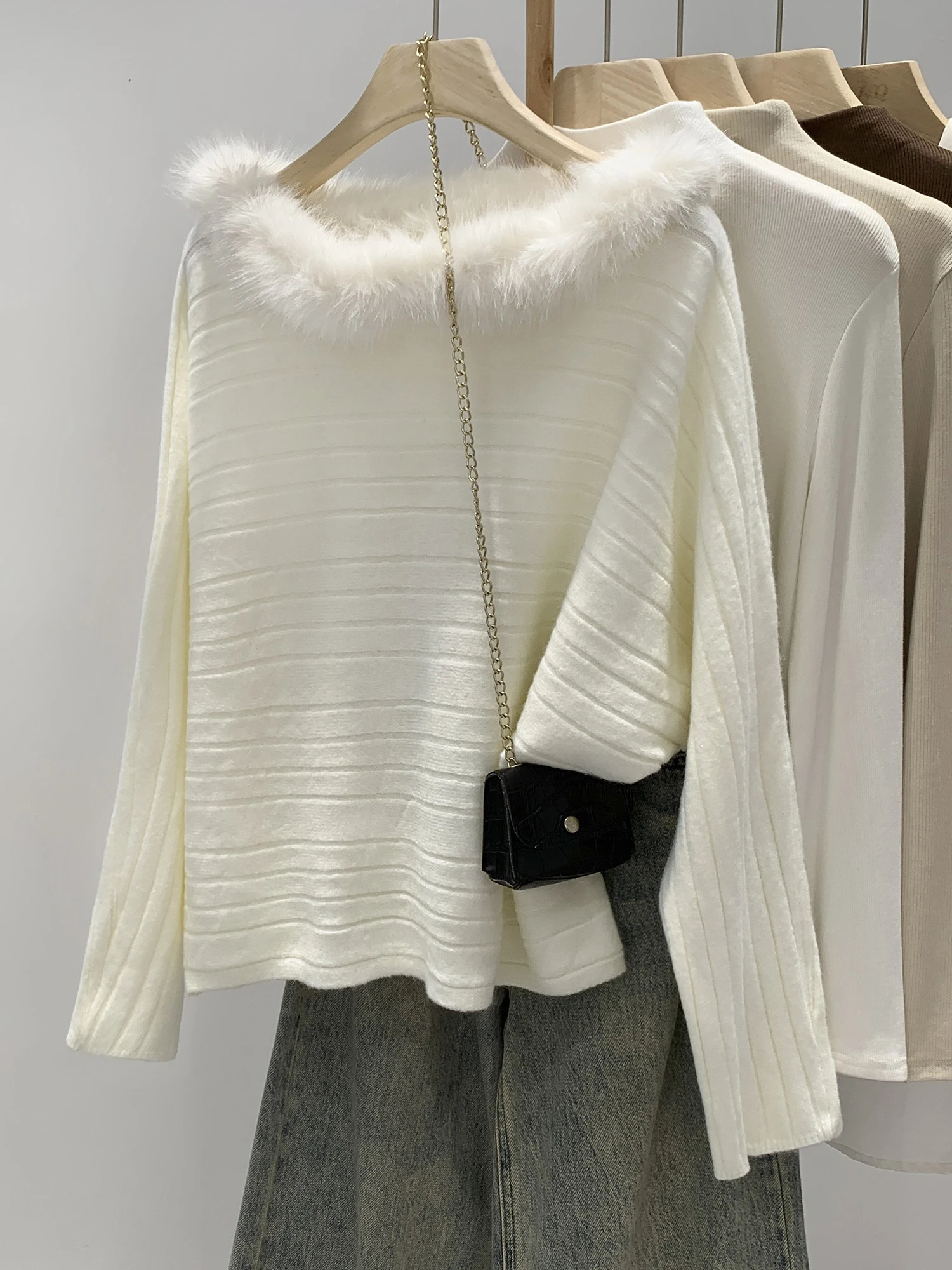 Elegant Knitted Loose Women's Base Shirt Shoulder Bared with Fur Collar Fashionable Top for Daily Wear Commute Winter 2026 Ne...
Elegant Knitted Loose Women's Base Shirt Shoulder Bared with Fur Collar Fashionable Top for Daily Wear Commute Winter 2026 Ne...