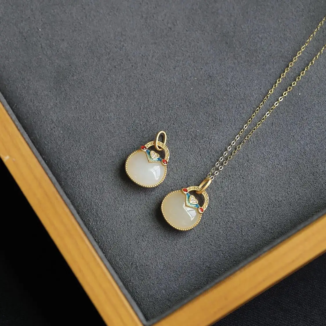 Original design of gilt peace lock bag mini pendant necklace enamel retro female temperament
Original design of gilt peace lock bag mini pendant necklace enamel retro female temperament
