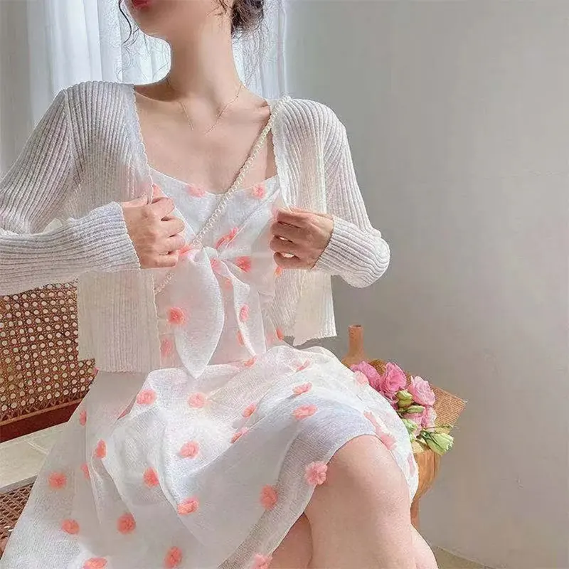 Thin Sunscreen Shirt Women's Summer Outerwear Crop Tops Hollow Out White Long-sleeved Cardigan Elegant Casual Shawl Coat
Thin Sunscreen Shirt Women's Summer Outerwear Crop Tops Hollow Out White Long-sleeved Cardigan Elegant Casual Shawl Coat