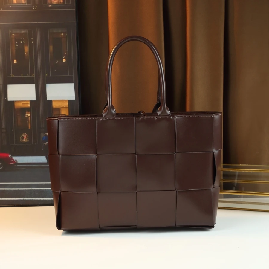 Универсальная большая сумка ручной работы премиум-класса, большая вместительная повседневная деловая сумка для женщин, новая модель, модная сумка для переноски
Универсальная большая сумка ручной работы премиум-класса, большая вместительная повседневная деловая сумка для женщин, новая модель, модная сумка для переноски