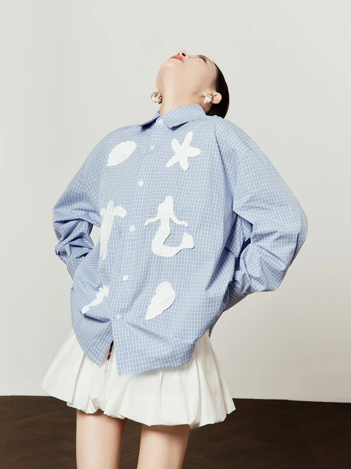 Свободная женская рубашка в синюю клетку, весна 2026: новая дизайнерская сенсация, универсальный дышащий топ с длинным рукавом и отложным воротником
Свободная женская рубашка в синюю клетку, весна 2026: новая дизайнерская сенсация, универсальный дышащий топ с длинным рукавом и отложным воротником