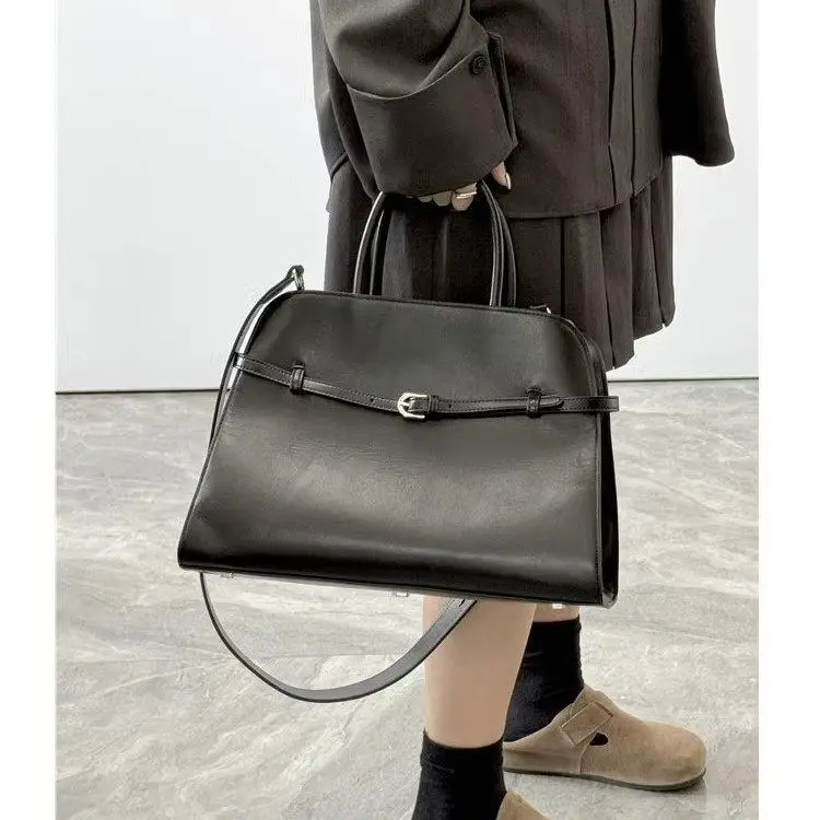 Large Capaci Leather Handbag with Belt Decoration Commuter Tote Bag Casual Simple Sle Women's Bag with Inner Zipper ket
Large Capaci Leather Handbag with Belt Decoration Commuter Tote Bag Casual Simple Sle Women's Bag with Inner Zipper ket