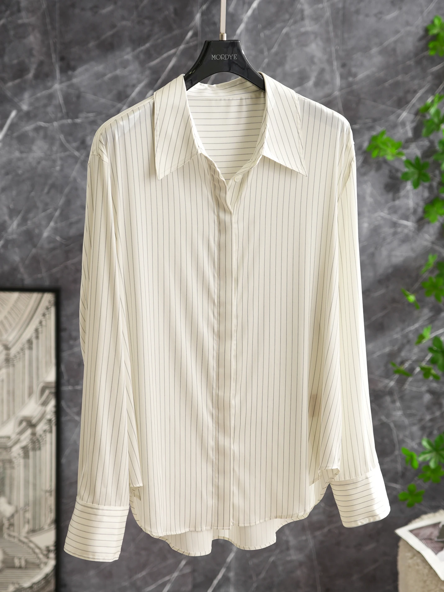 Повседневный, но элегантный! Освежающая рубашка из плотного шелкового сатина с тонкими черно-белыми полосками, оригинальный дизайн, шелковый топ для комфортных поездок на работу.
Повседневный, но элегантный! Освежающая рубашка из плотного шелкового сатина с тонкими черно-белыми полосками, оригинальный дизайн, шелковый топ для комфортных поездок на работу.