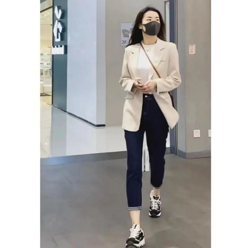 Маленький повседневный пиджак для женщин с ощущением темперамента дизайна и высококачественным верхним костюмом 
Маленький повседневный пиджак для женщин с ощущением темперамента дизайна и высококачественным верхним костюмом