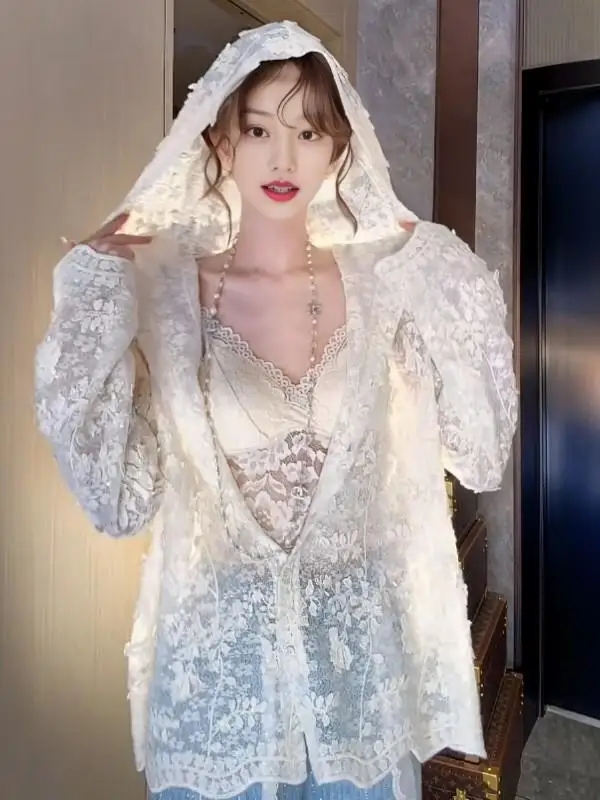 Женская весенняя верхняя одежда больших размеров с кружевными вставками, длинными рукавами, свободного кроя, с эффектом похудения, с капюшоном, в корейском стиле, для повседневной носки
Женская весенняя верхняя одежда больших размеров с кружевными вставками, длинными рукавами, свободного кроя, с эффектом похудения, с капюшоном, в корейском стиле, для повседневной носки