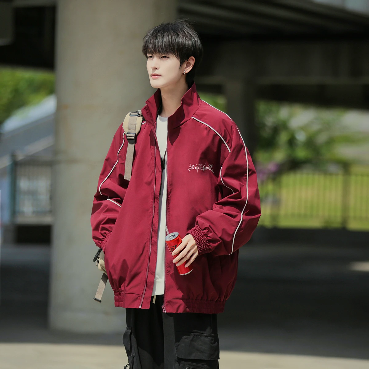 Мужская повседневная куртка свободного кроя на весну-осень, новая модель с молнией, ветрозащитная, с длинными рукавами, однотонная, для подростков, модный топ
Мужская повседневная куртка свободного кроя на весну-осень, новая модель с молнией, ветрозащитная, с длинными рукавами, однотонная, для подростков, модный топ