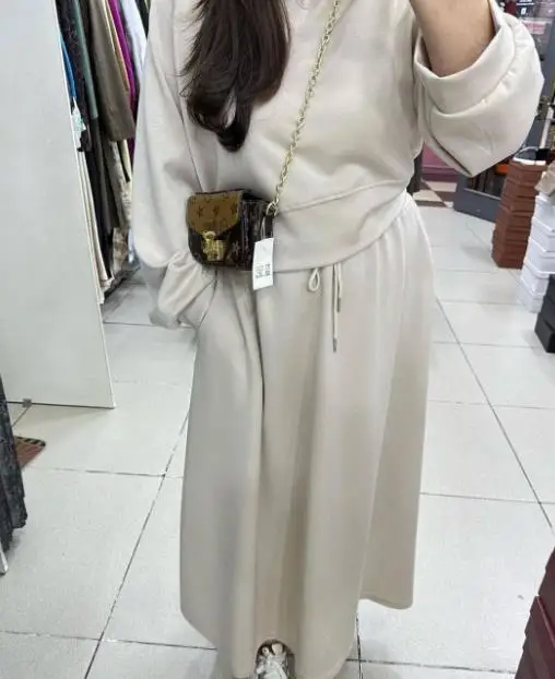 Solid Color Round Neck Loose Long Sleeved Top and Lace Up High Waisted A-Line Skirt Set for Autumn Women's Casual Loose Suit
Solid Color Round Neck Loose Long Sleeved Top and Lace Up High Waisted A-Line Skirt Set for Autumn Women's Casual Loose Suit