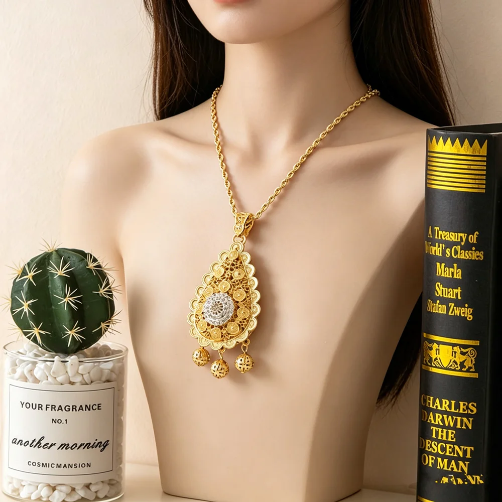 Vintage Court Style Gold Plated Necklace Luxury Hollow Carved Inlaid Zircon Tassel Long Pendant Necklace
Vintage Court Style Gold Plated Necklace Luxury Hollow Carved Inlaid Zircon Tassel Long Pendant Necklace