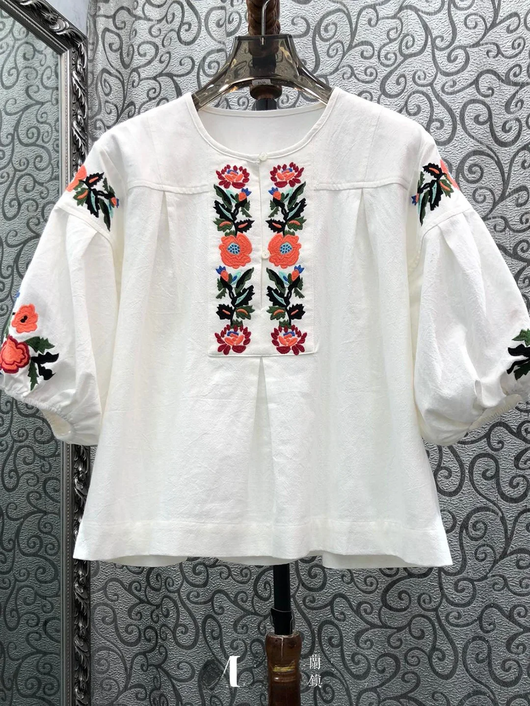 Milan Small Town High Version Ethnic Style Embroidered Flower Bubble Sleeve Cotton round Neck Overhead Top Women's Shirt
Milan Small Town High Version Ethnic Style Embroidered Flower Bubble Sleeve Cotton round Neck Overhead Top Women's Shirt