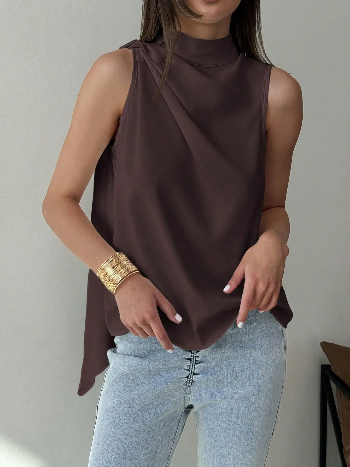 Minimalist Sleeveless High Neck Draped Blouse For Women Spring Summer
Minimalist Sleeveless High Neck Draped Blouse For Women Spring Summer