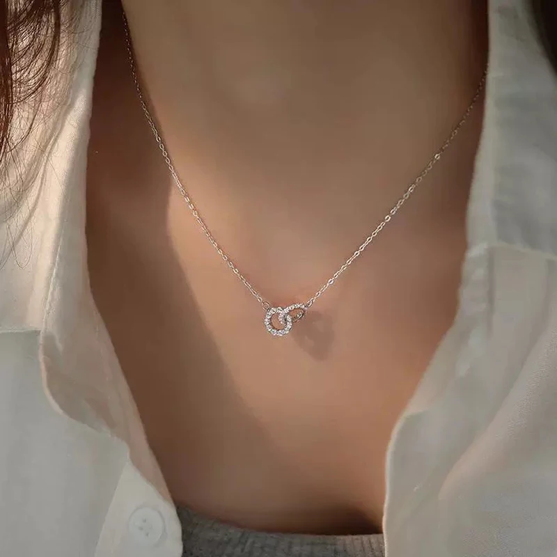Новое серебряное круглое колье S925 с цирконием для женщин, модная цепочка, минималистичная изящная подвеска с двойным кругом, ожерелье на шею, ювелирные украшения
Новое серебряное круглое колье S925 с цирконием для женщин, модная цепочка, минималистичная изящная подвеска с двойным кругом, ожерелье на шею, ювелирные украшения