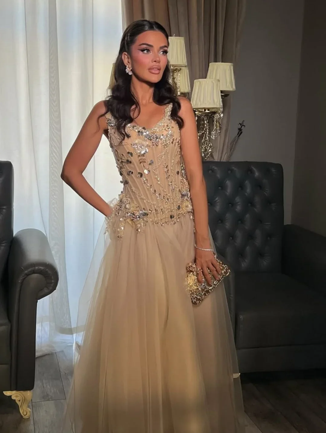 Customized Classic Sleeveless Neck Prom Gowns Luxury Crystal Sequins Beaded Floor Length Evening Gowns Party Dresses
Customized Classic Sleeveless Neck Prom Gowns Luxury Crystal Sequins Beaded Floor Length Evening Gowns Party Dresses