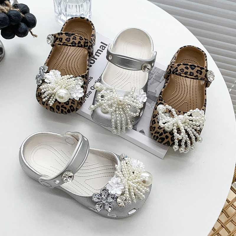 Girls Silver Mary Jane Clogs Kids Princess Style Bling Rhinestone Pearl Bow Decor Slip-on Sandals Strap Non-slip Garden Shoes
Girls Silver Mary Jane Clogs Kids Princess Style Bling Rhinestone Pearl Bow Decor Slip-on Sandals Strap Non-slip Garden Shoes