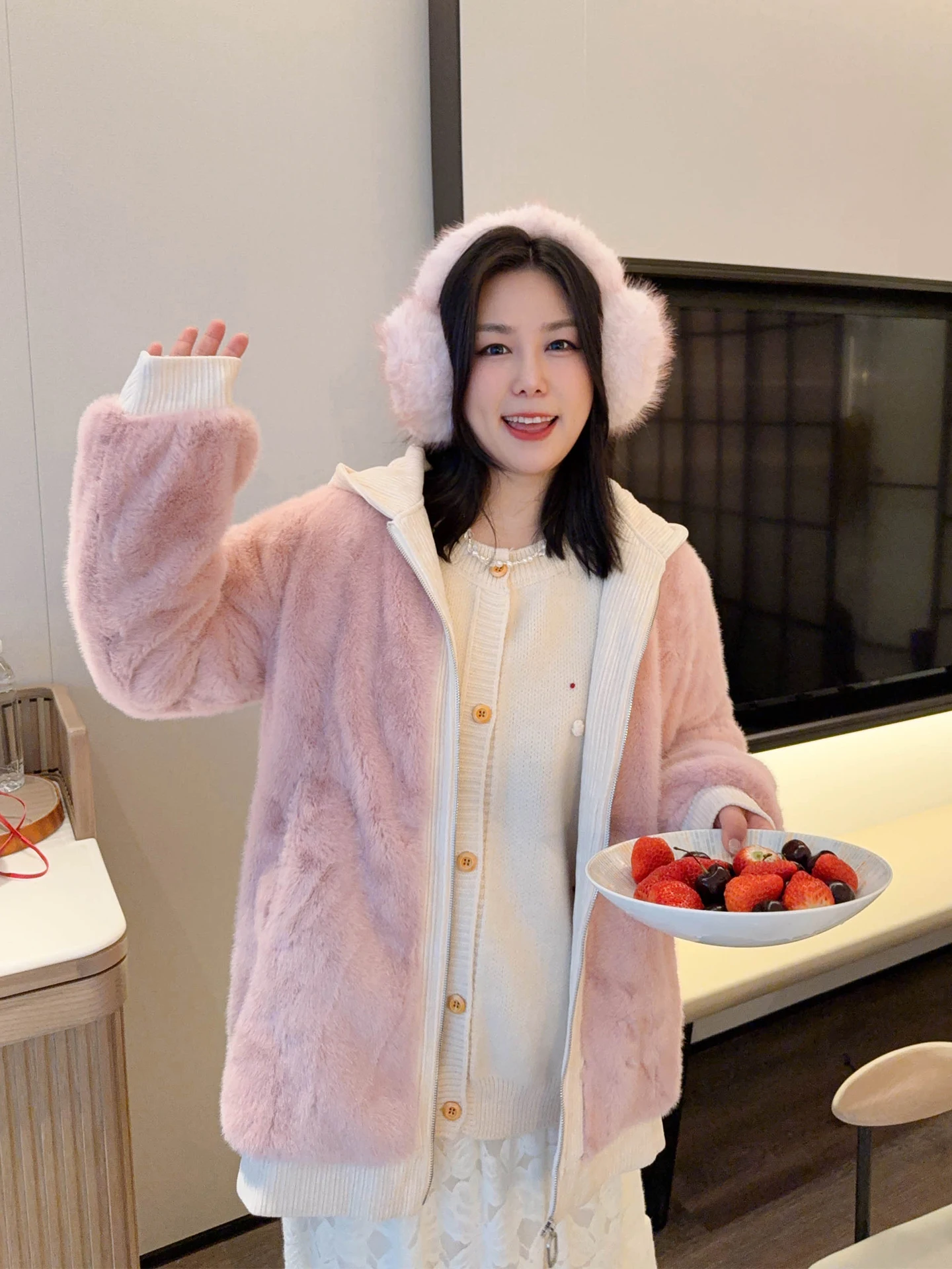 VOGANA Модная утепленная куртка большого размера из искусственного меха норки с капюшоном, теплая верхняя одежда в корейском стиле, свободный крой, длинный рукав
VOGANA Модная утепленная куртка большого размера из искусственного меха норки с капюшоном, теплая верхняя одежда в корейском стиле, свободный крой, длинный рукав