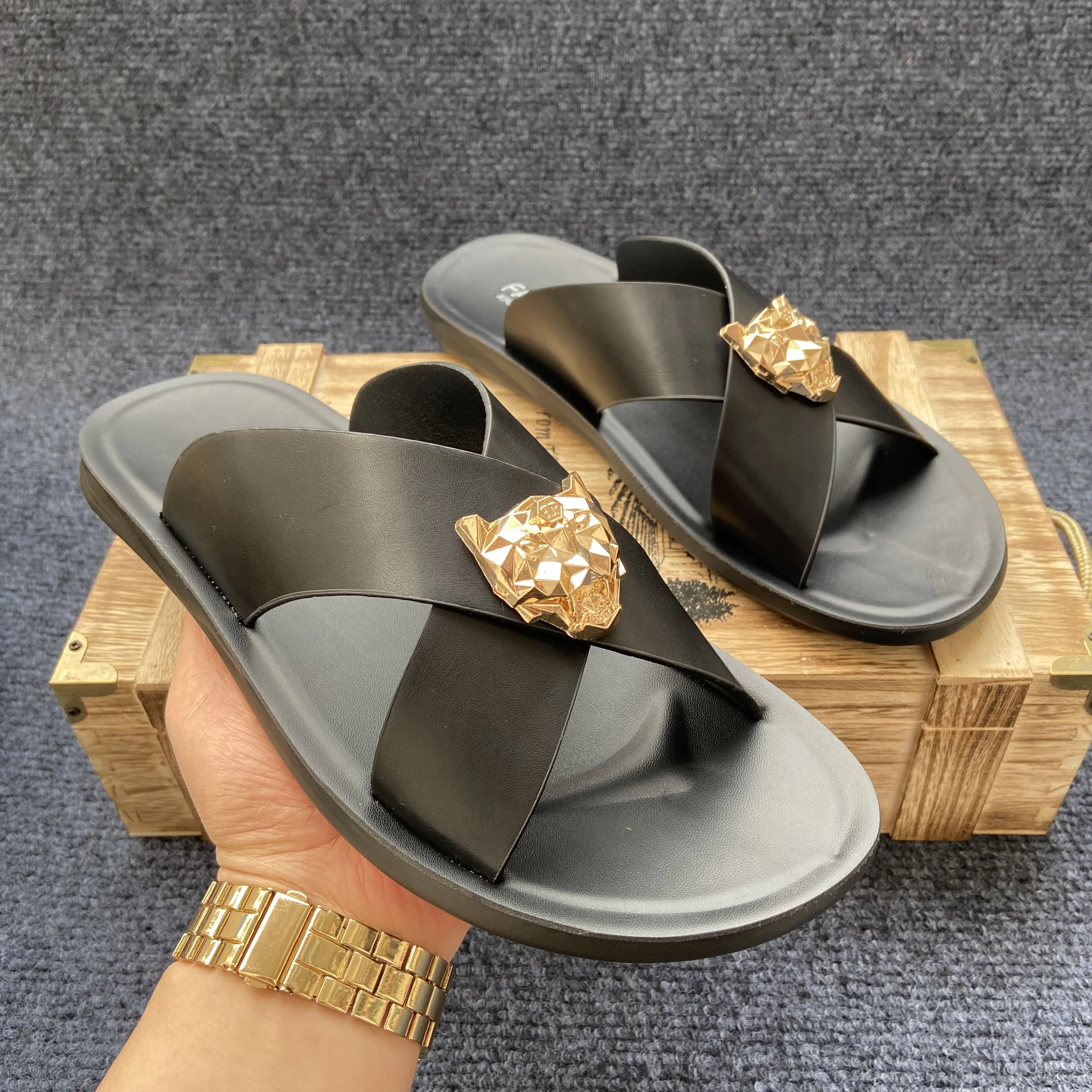 original shoes brand sandals luxury leather slippers for man British style slides for man Comfortable house slippers buty 38-48
original shoes brand sandals luxury leather slippers for man British style slides for man Comfortable house slippers buty 38-48