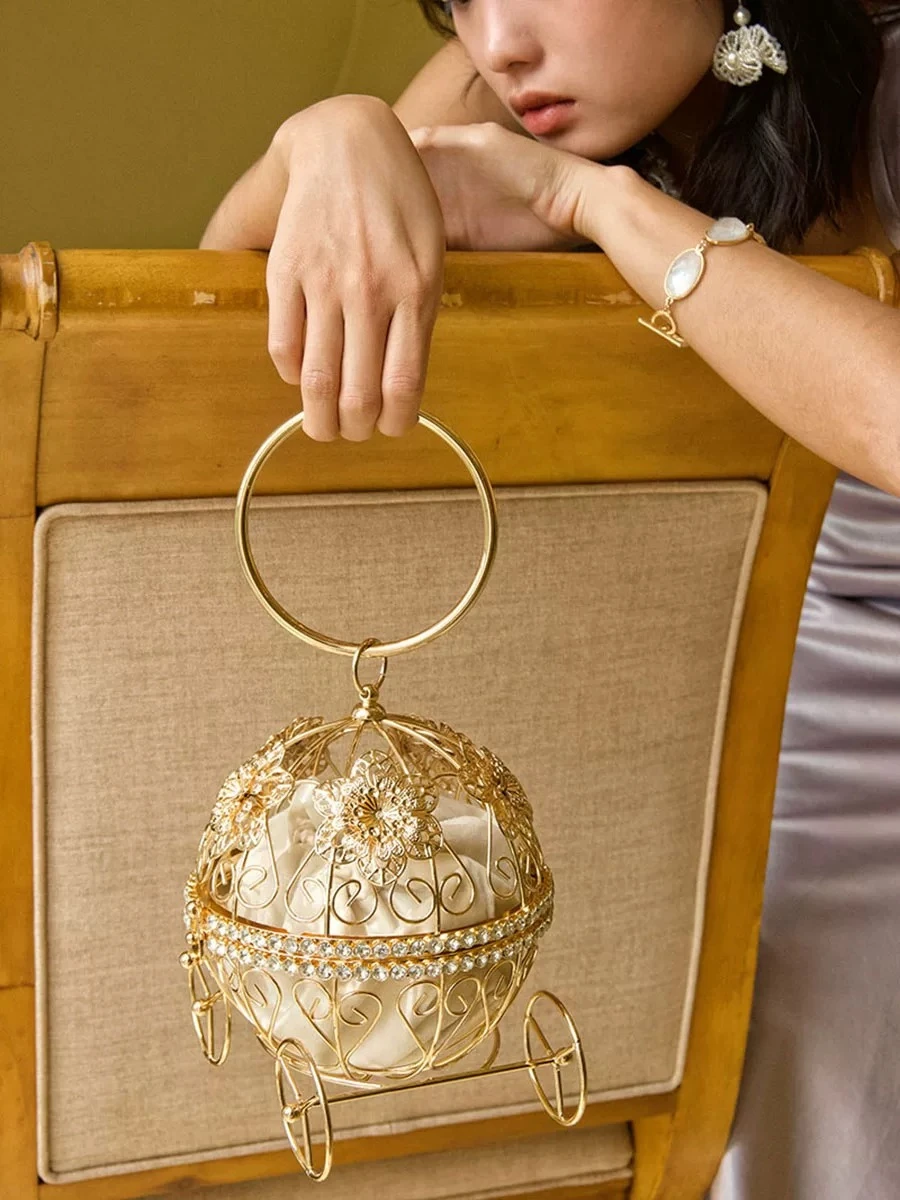 PYH retro metal pumpkin car bird cage hollow rhinestone pearl versatile banquet hand bag
PYH retro metal pumpkin car bird cage hollow rhinestone pearl versatile banquet hand bag