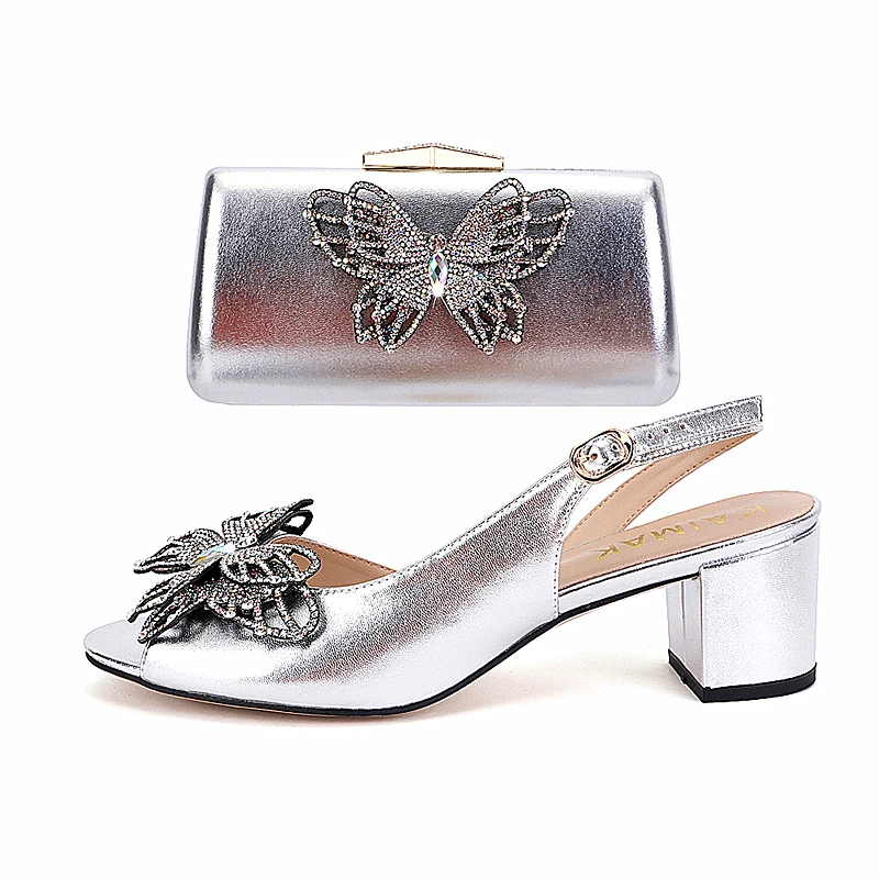 Newest catwalk model high leather plus size slippers butterfly diamond flower clutch dinner ladies shoes and bag suit
Newest catwalk model high leather plus size slippers butterfly diamond flower clutch dinner ladies shoes and bag suit