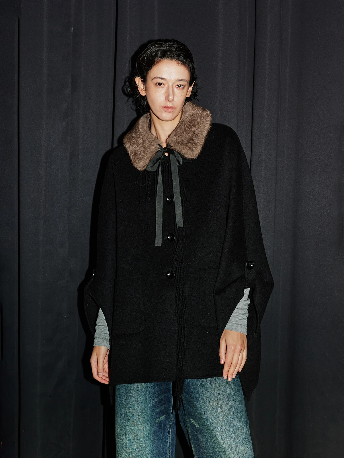 Elegant Double-Faced Woolen Cape with Detachable Fur Collar Loose Fit Fashionable Knitwear for Women Online Exclusive 2025 Wi...
Elegant Double-Faced Woolen Cape with Detachable Fur Collar Loose Fit Fashionable Knitwear for Women Online Exclusive 2025 Wi...