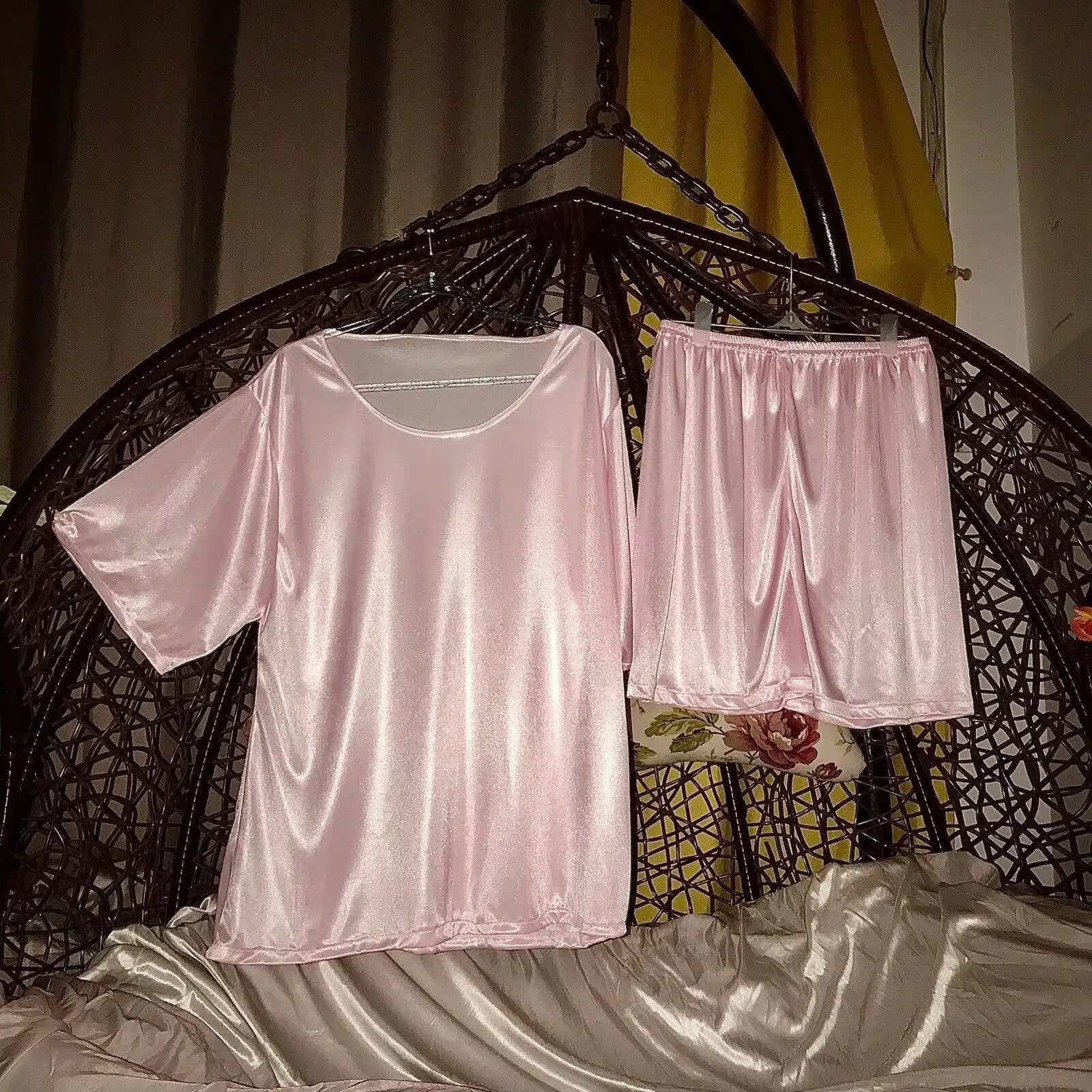 Plus Size Men's Sleepwear Summer Glossy Ice Silk Satin Elastic Pajama Sets Short Sleeve Top Shorts Bottoms Women's Loungewear
Plus Size Men's Sleepwear Summer Glossy Ice Silk Satin Elastic Pajama Sets Short Sleeve Top Shorts Bottoms Women's Loungewear