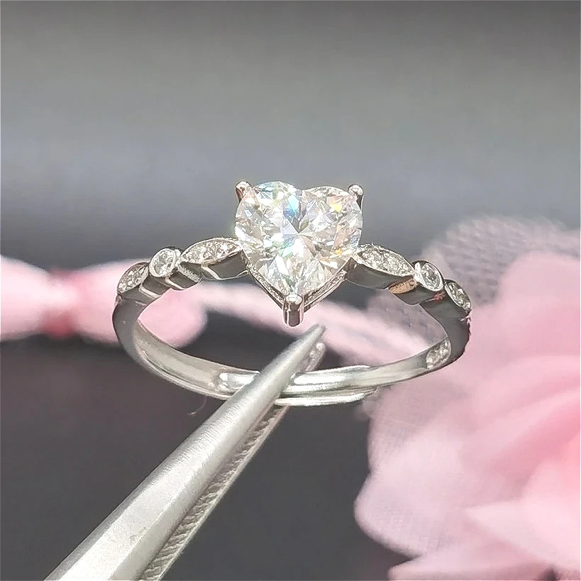 D Цвет Сердце Муассанит Обручальное Кольцо для Женщин 6 мм VVS Кольцо Муассанит Без Выцветания 3 Слои Позолоченные Ювелирные Изделия 18 К
D Цвет Сердце Муассанит Обручальное Кольцо для Женщин 6 мм VVS Кольцо Муассанит Без Выцветания 3 Слои Позолоченные Ювелирные Изделия 18 К