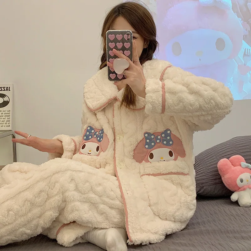 Kawaii Sanrios мультфильм Kuromi пижамы Аниме моя мелодия плюшевая Домашняя одежда для сна осень зима милая девушка утепленная ночная рубашка
Kawaii Sanrios мультфильм Kuromi пижамы Аниме моя мелодия плюшевая Домашняя одежда для сна осень зима милая девушка утепленная ночная рубашка