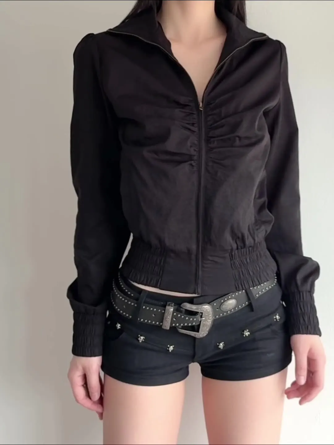 Осенняя новинка, крутая красивая мотоциклетная черная куртка со сложенной талией, короткий воротник-стойка, топ на молнии, 2025 г., женская одежда
Осенняя новинка, крутая красивая мотоциклетная черная куртка со сложенной талией, короткий воротник-стойка, топ на молнии, 2025 г., женская одежда