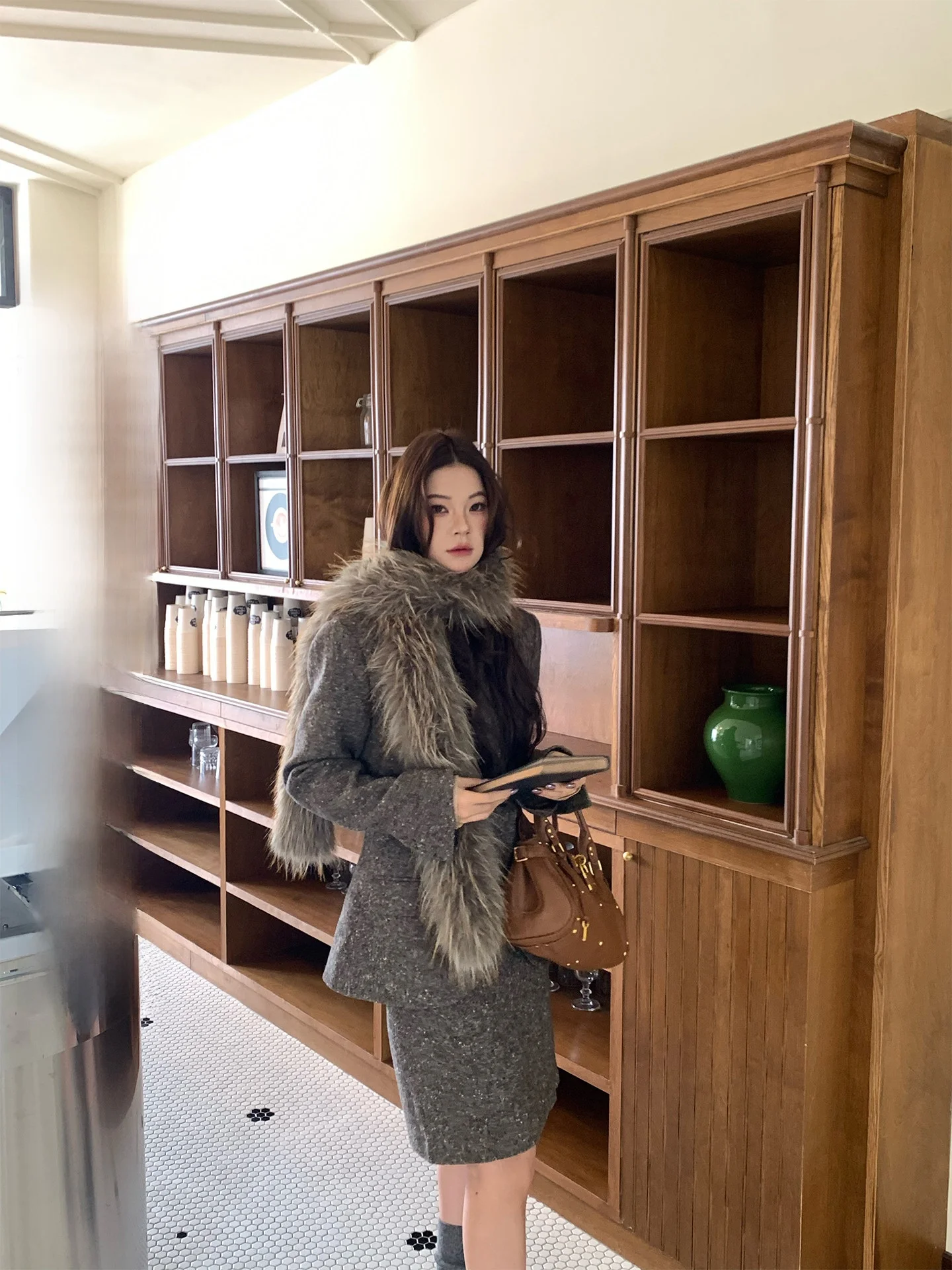 Retro High Intelligence Fashion Design Woolen Suit Set Waist-Cinching Jacket Half-Skirt Three-Piece Set for Women
Retro High Intelligence Fashion Design Woolen Suit Set Waist-Cinching Jacket Half-Skirt Three-Piece Set for Women