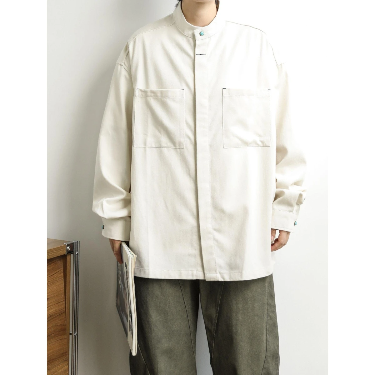 Мужская свободная удлиненная рубашка в стиле ретро, однотонная, с воротником-стойкой, повседневная, простая, модная, молодежная, трендовая, зимняя, с пуговицами
Мужская свободная удлиненная рубашка в стиле ретро, однотонная, с воротником-стойкой, повседневная, простая, модная, молодежная, трендовая, зимняя, с пуговицами