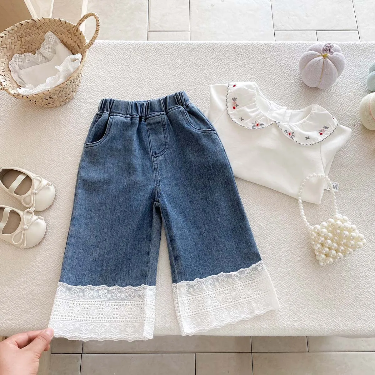 Прямые кружевные джинсы для девочек, осень 2023, новые детские универсальные широкие брюки, повседневные джинсовые брюки, джинсы для маленьких девочек
Прямые кружевные джинсы для девочек, осень 2023, новые детские универсальные широкие брюки, повседневные джинсовые брюки, джинсы для маленьких девочек