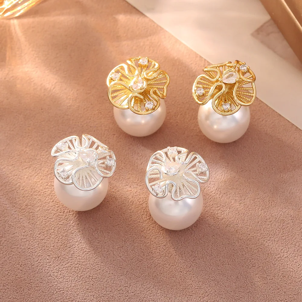 Palace-style hollow pleated flower earrings, high-end light luxury fashion pearl earrings, niche design personalized earrings
Palace-style hollow pleated flower earrings, high-end light luxury fashion pearl earrings, niche design personalized earrings