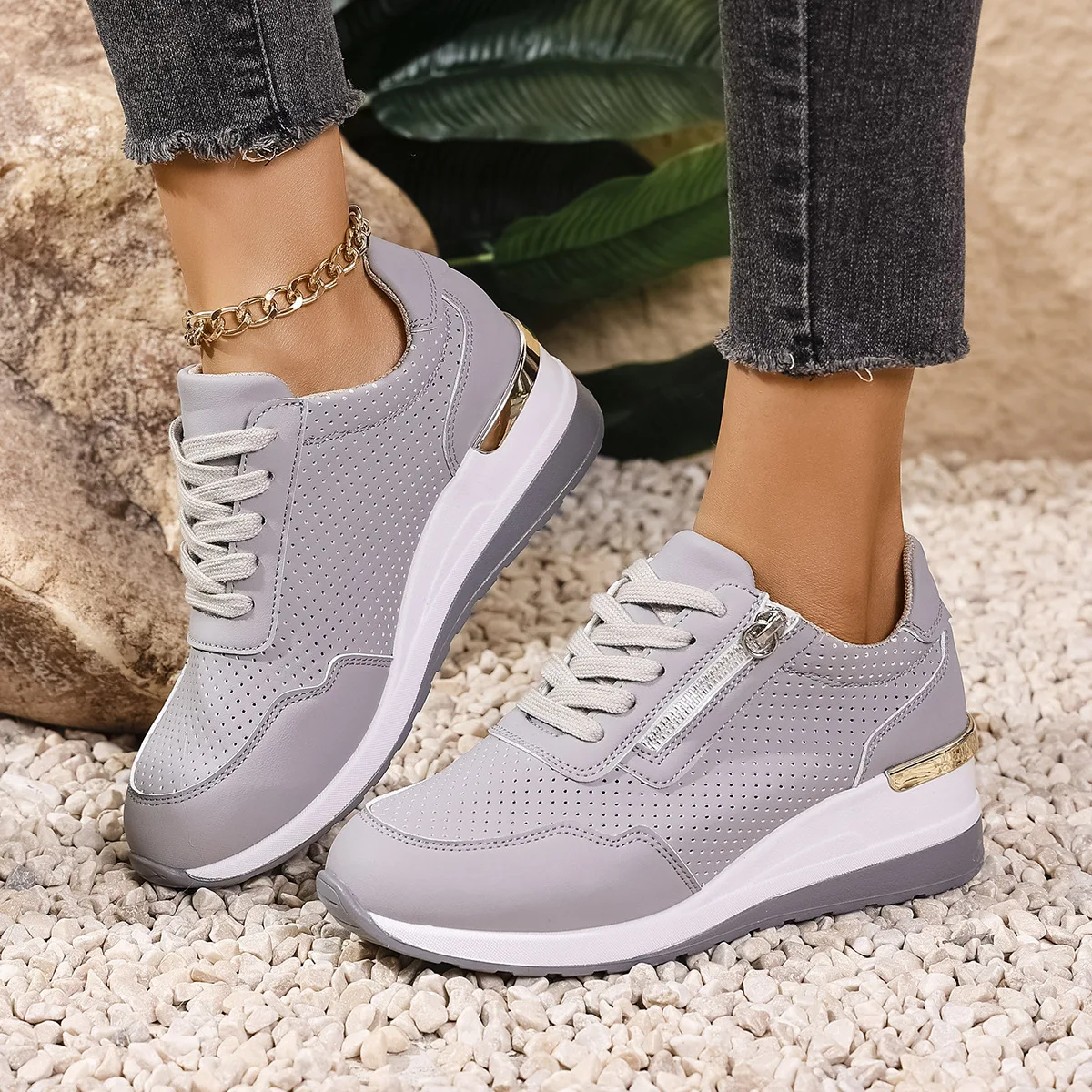 New thick-soled sports casual shoes for women, featuring fashionable patchwork and casual sportswear in large sizes
New thick-soled sports casual shoes for women, featuring fashionable patchwork and casual sportswear in large sizes