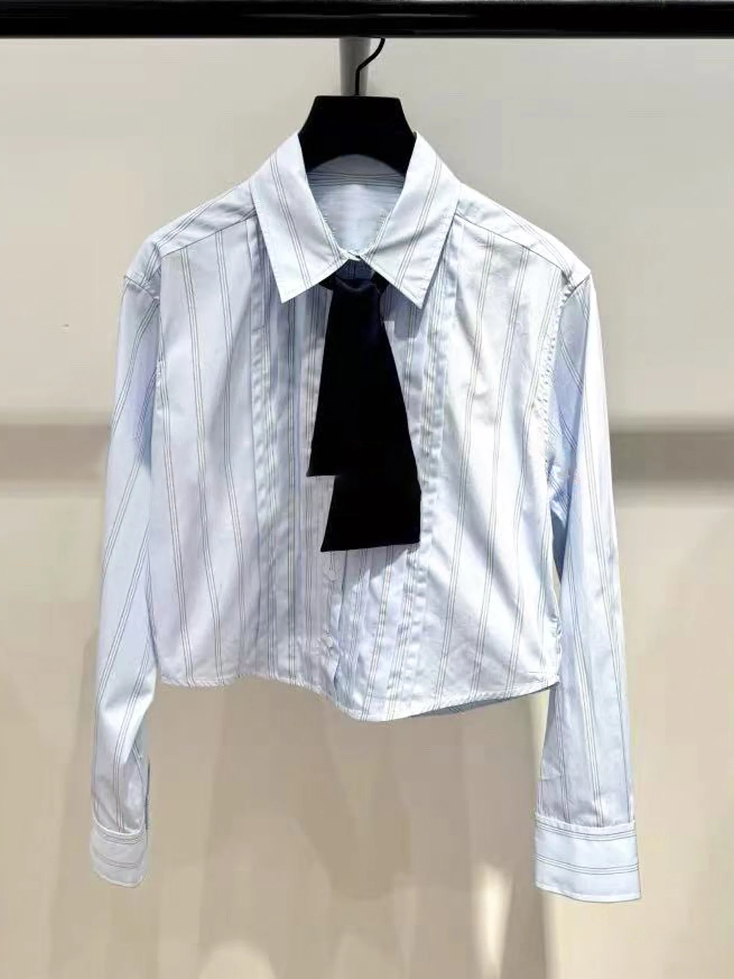 S Home Southern Oil High End Women's Shirt 2025 Autumn Anti-Aging Versatile Tie Stripe Short Length Top Commute Style Straigh...
S Home Southern Oil High End Women's Shirt 2025 Autumn Anti-Aging Versatile Tie Stripe Short Length Top Commute Style Straigh...