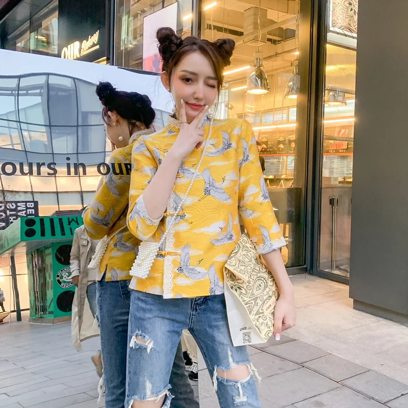 Yellow ort Qipao Top with Lace Sves for Women Chinese Sle Outerwear Jaet Traditional Hanfu Faionable Streetwear
Yellow ort Qipao Top with Lace Sves for Women Chinese Sle Outerwear Jaet Traditional Hanfu Faionable Streetwear