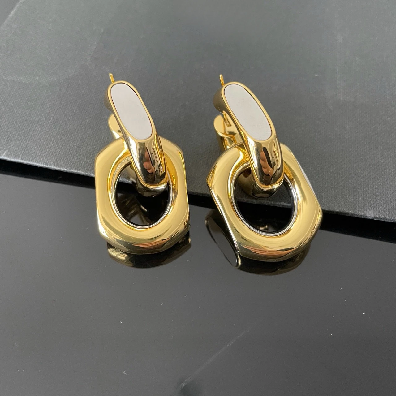 Fashionable new gold oval geometric earrings, versatile daily accessories for women
Fashionable new gold oval geometric earrings, versatile daily accessories for women