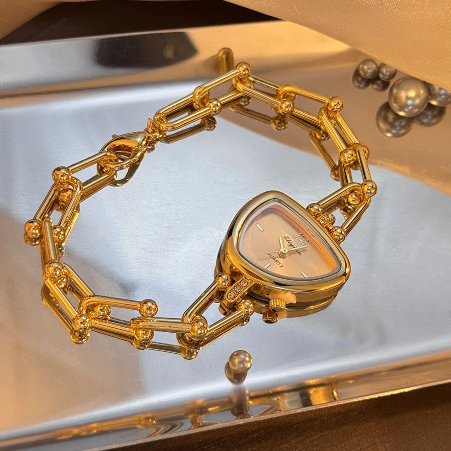 Модные кварцевые женские часы с U-образной застежкой, универсальный элегантный европейский ювелирный браслет, новый стильный аксессуар для женщин
Модные кварцевые женские часы с U-образной застежкой, универсальный элегантный европейский ювелирный браслет, новый стильный аксессуар для женщин