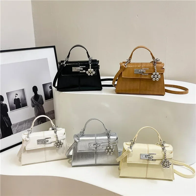 Elegant Minimalist Classic Crossbody Bag For Women With Trendy Letter Logo Fashionable Style And Practical Commuter
Elegant Minimalist Classic Crossbody Bag For Women With Trendy Letter Logo Fashionable Style And Practical Commuter