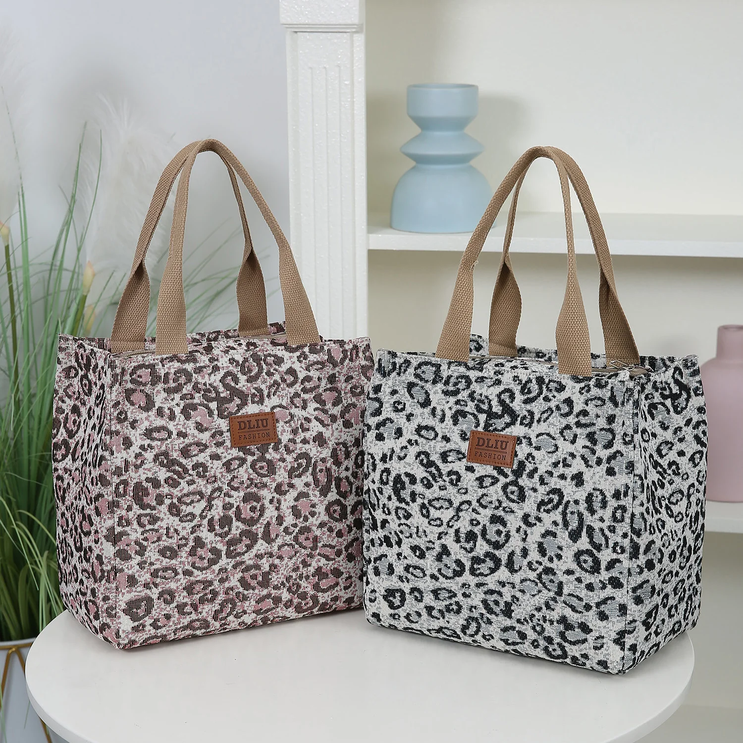 New arrival, handbag, storage bag, shopping bag, miscellaneous bag, tote bag, cloth bag, large capacity, for work or school.
New arrival, handbag, storage bag, shopping bag, miscellaneous bag, tote bag, cloth bag, large capacity, for work or school.