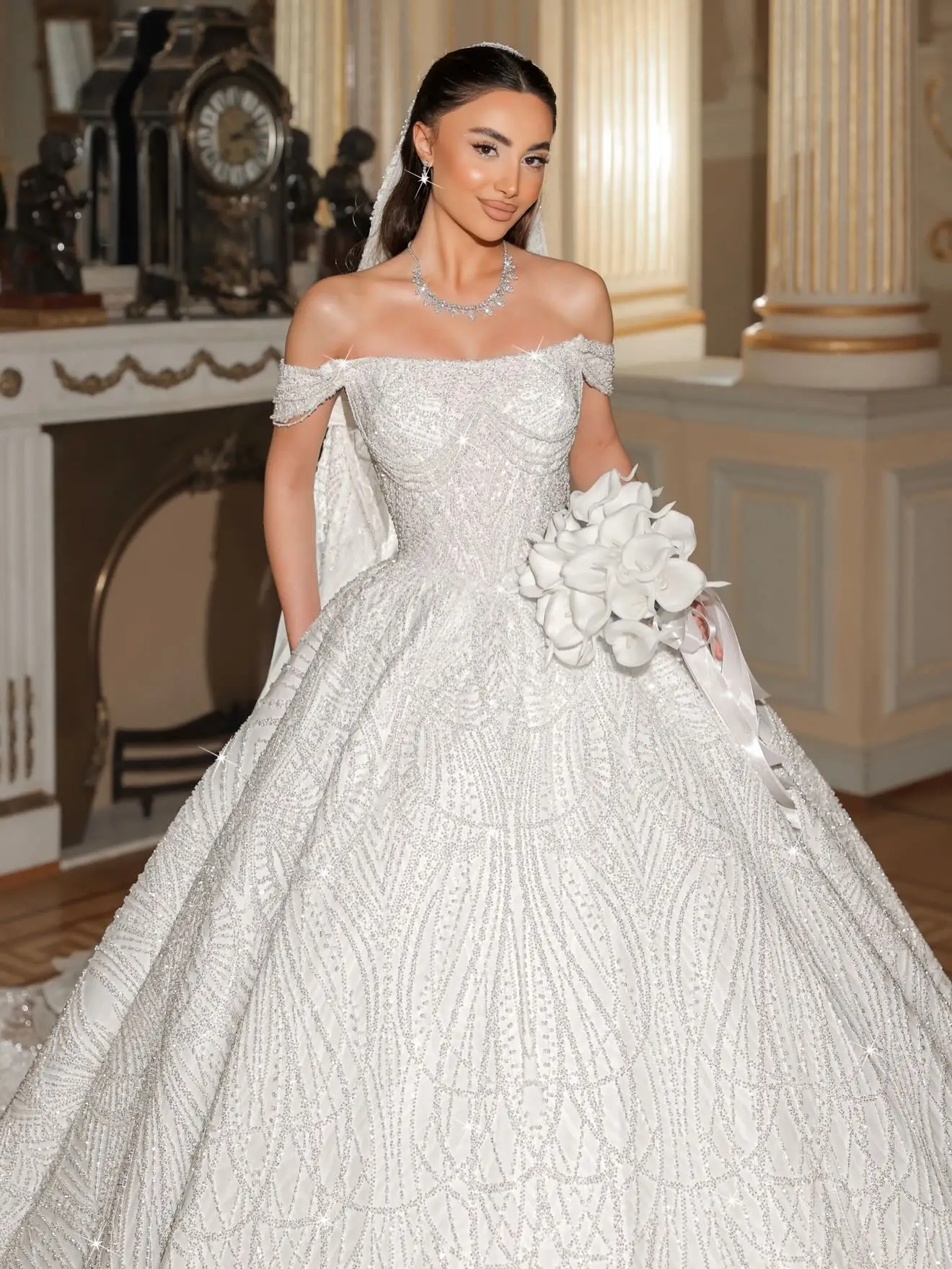 Customized Luxury Beaded Off Shoulder Ball Gown Wedding Dress Sparkly Crystal Long Train Princess Bridal Gown Vestidos De Novia
Customized Luxury Beaded Off Shoulder Ball Gown Wedding Dress Sparkly Crystal Long Train Princess Bridal Gown Vestidos De Novia