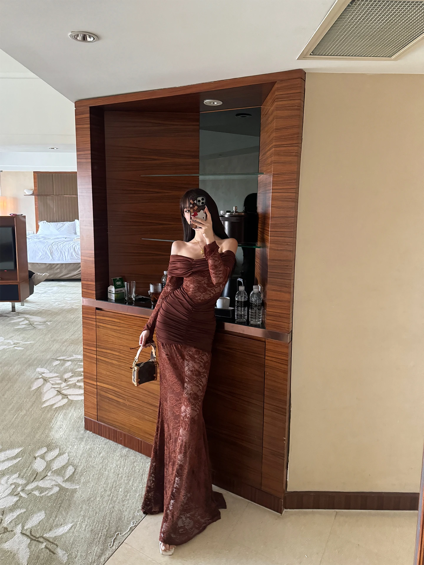 Сексуальное шикарное вечернее платье-русалка с вырезами на одно плечо, прозрачное, из полиэстера, с длинными рукавами
Сексуальное шикарное вечернее платье-русалка с вырезами на одно плечо, прозрачное, из полиэстера, с длинными рукавами